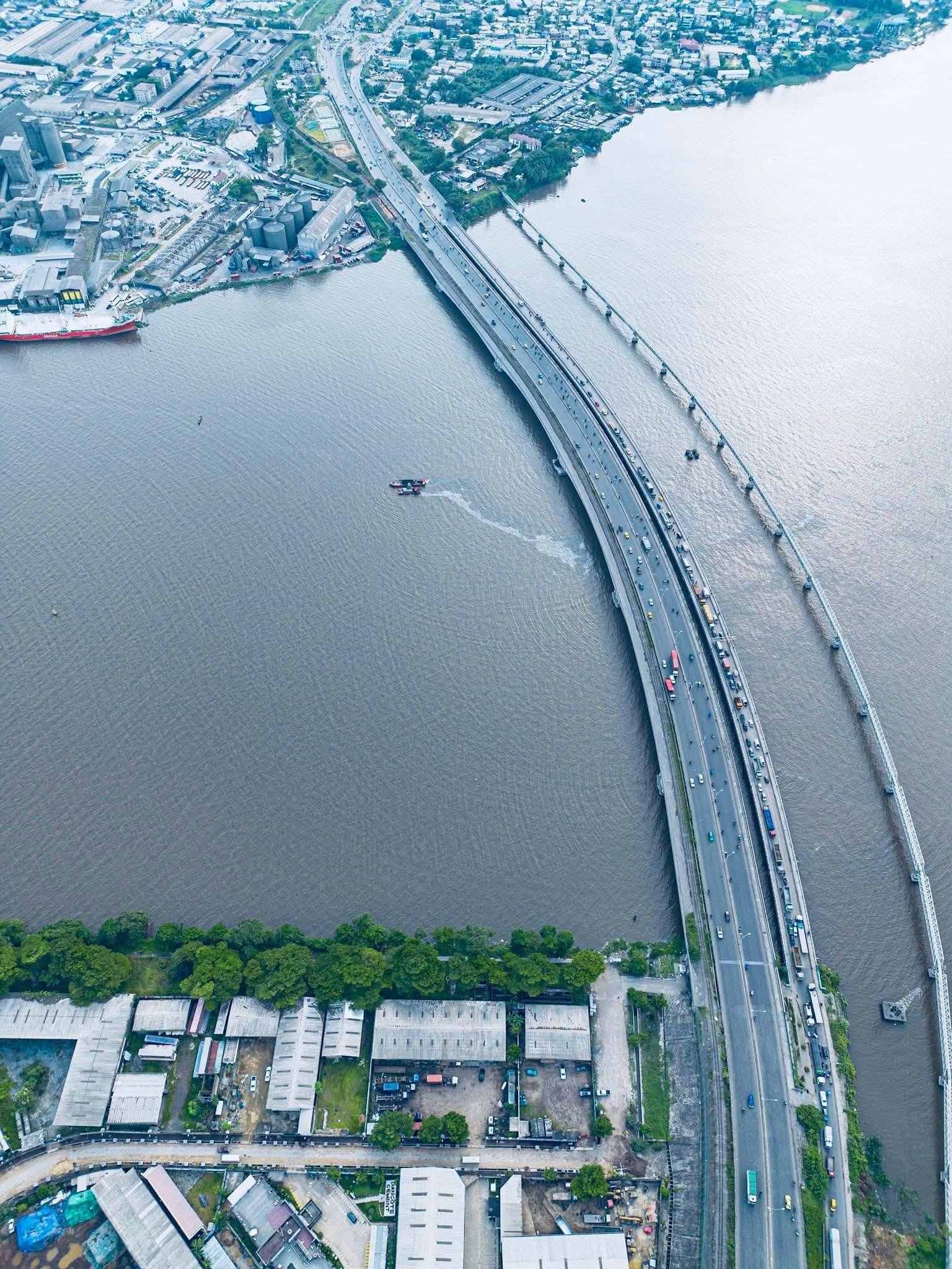 Vue aérienne du pont sur le Wouri, Douala