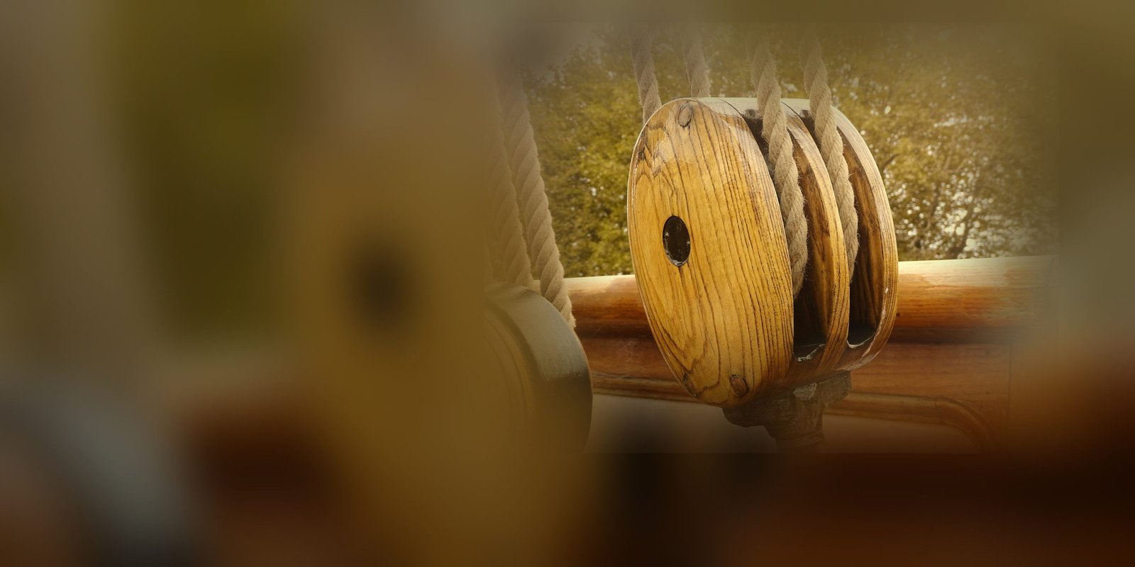 Poulie en bois et cordages tendus, en extérieur