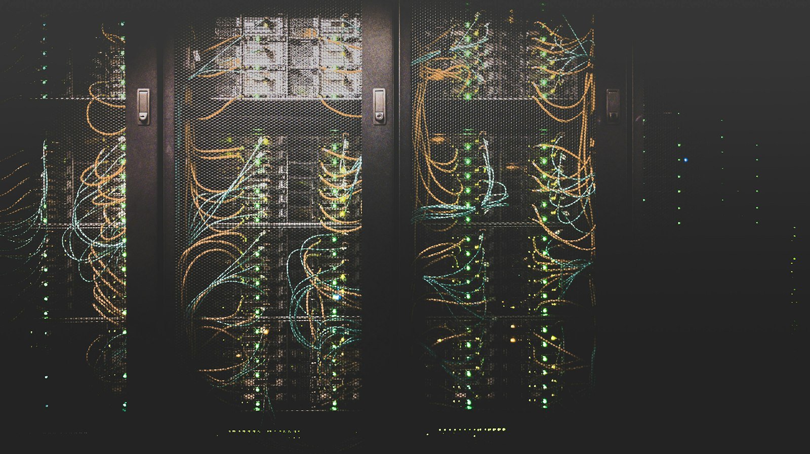 Baies de serveurs et câblage réseau dans une salle informatique
